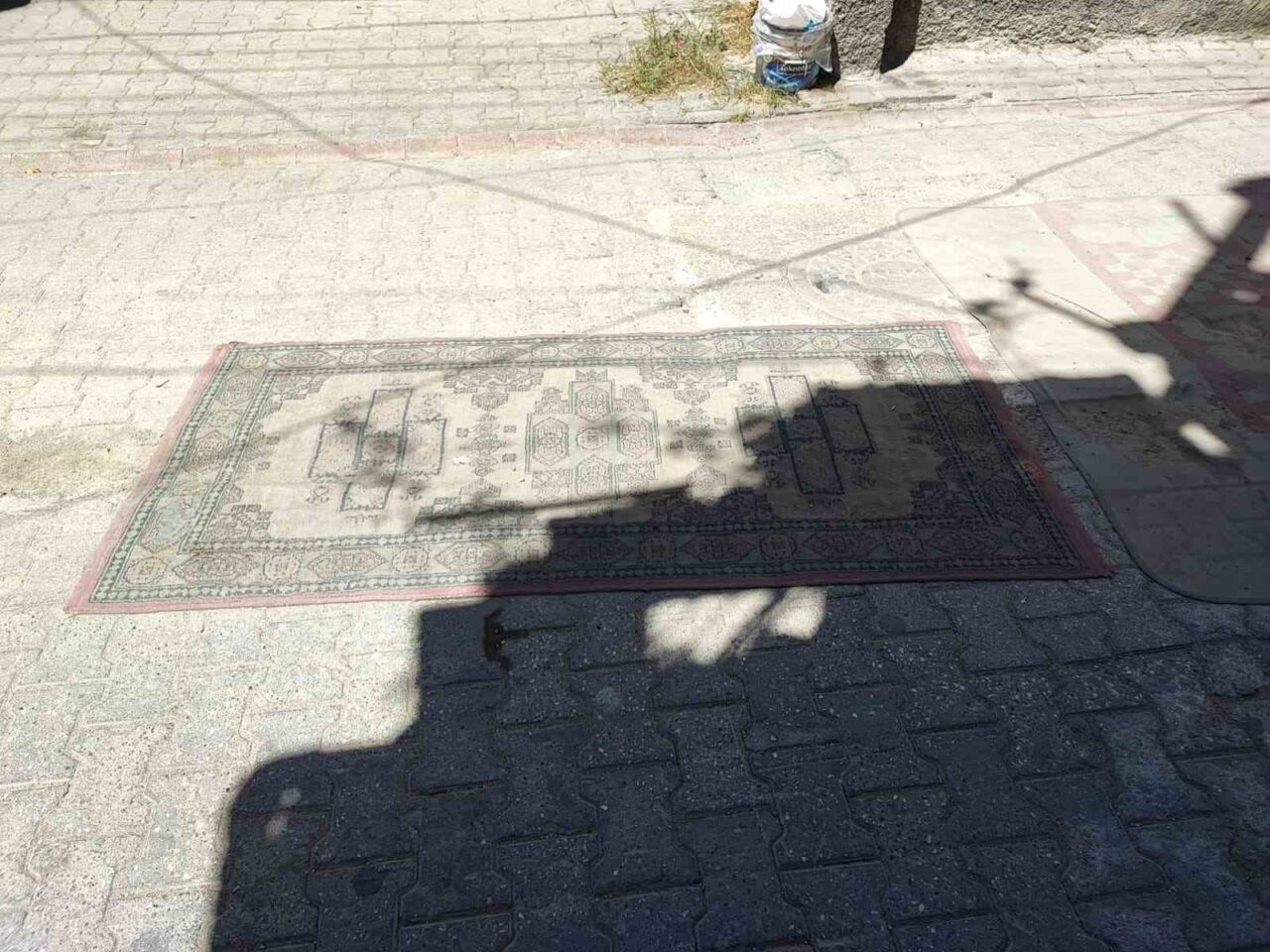 Adana’da bozulmuş yolları yapmadığı için Seyhan Belediyesine tepki gösteren vatandaşlar,