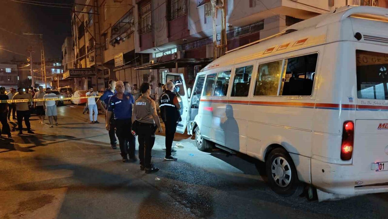 Adana’da silahlı saldırıya uğrayan dolmuş sürücüsü vücuduna isabet eden kurşunlara