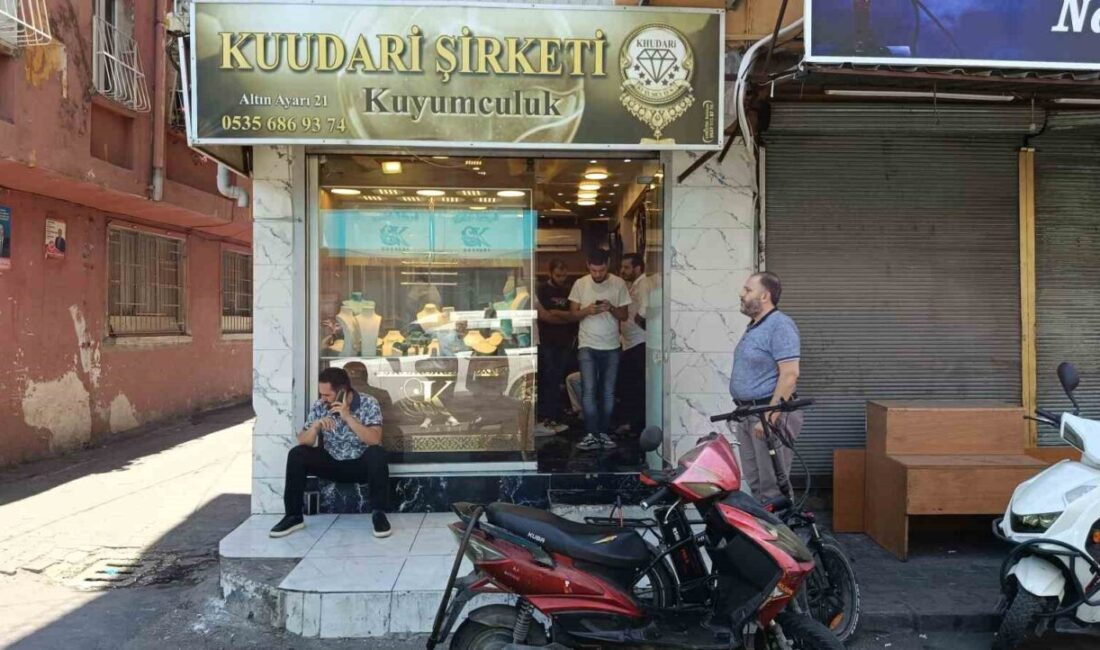 Adana’da motosikletle gelen şüpheliler kuyumcuda çalışan 2 kişiyi tabanca ile