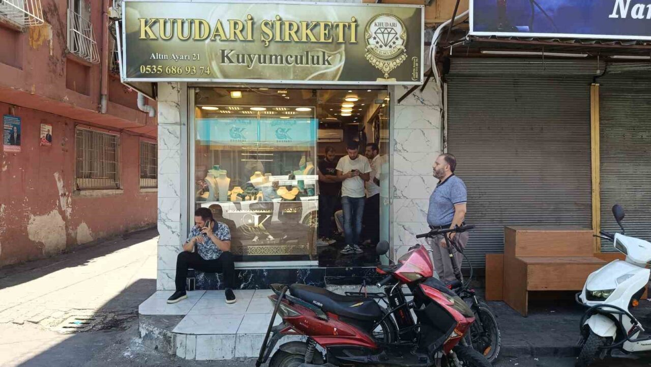 Adana’da motosikletle gelen şüpheliler kuyumcuda çalışan 2 kişiyi tabanca ile