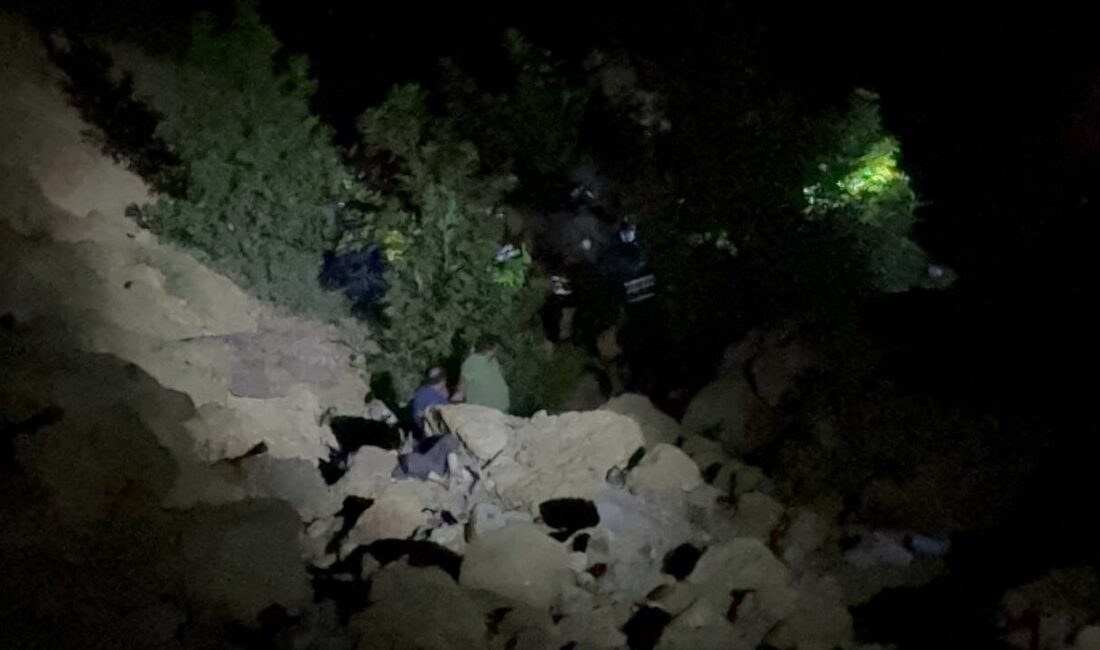 Adana’nın Kozan ilçesinde yaklaşık 70 metrelik uçuruma yuvarlanan otomobilde bulunan