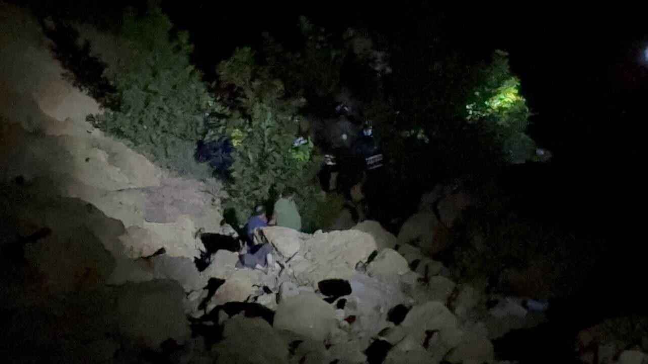 Adana’nın Kozan ilçesinde yaklaşık 70 metrelik uçuruma yuvarlanan otomobilde bulunan