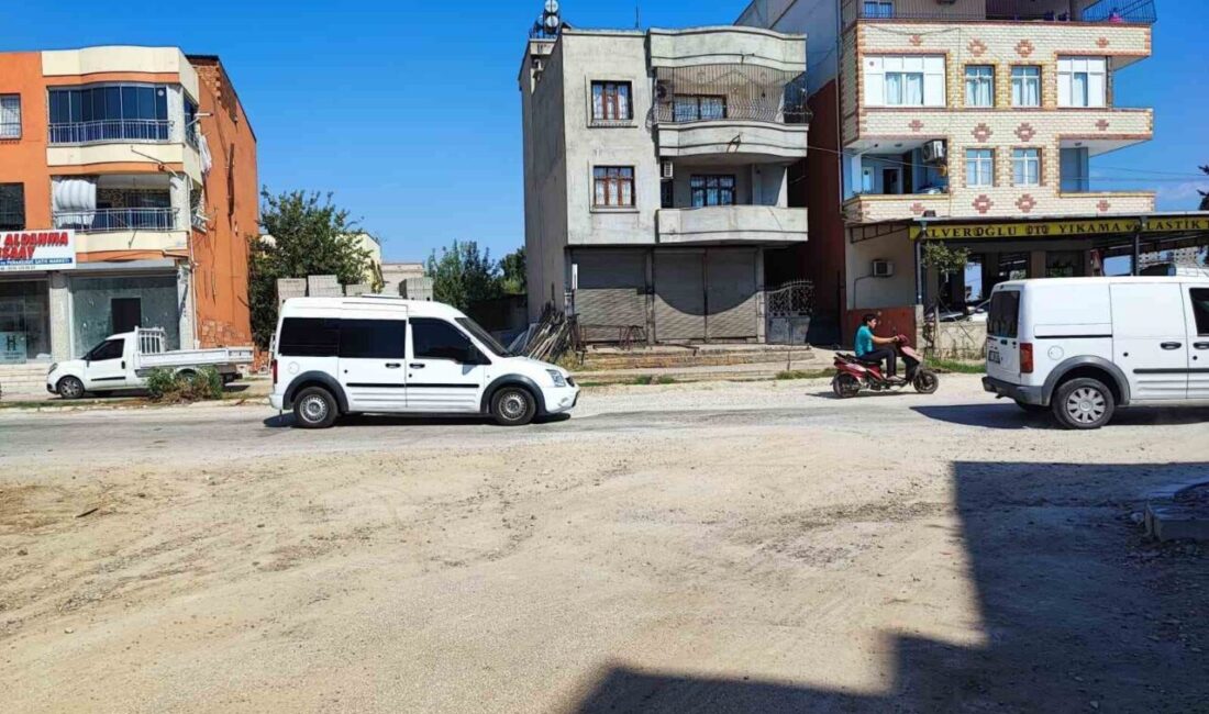 Adana’da Gelincik Caddesi’nde, patlayan su borusu sonrası yola asfaltlanma yapılmadığı