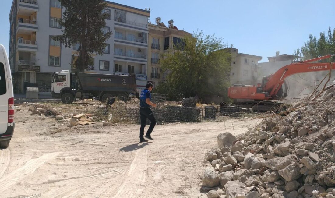 Adıyaman Belediyesi Zabıta Müdürlüğü ekipleri, kent genelinde yürütülen yıkım, yerinde