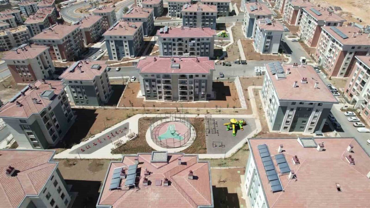 Türkiye’nin en büyük şantiyelerinde birisi olan Adıyaman’ın İndere Konutları’ndaki çalışmalarda