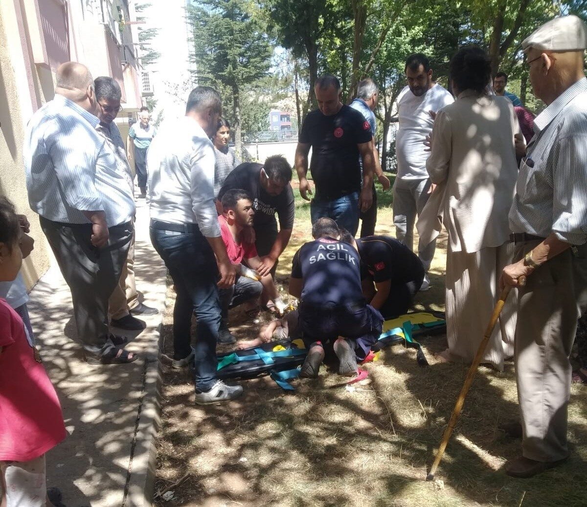 Adıyaman’ın Besni ilçesinde 4’üncü kattan düşen çocuk hayatını kaybetti. Edinilen