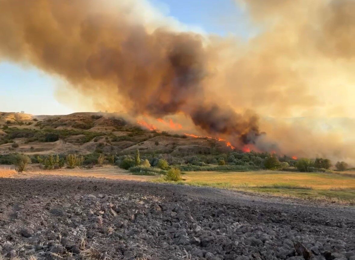 Adıyaman’da anızlık alanda çıkan ve bahçelere sıçrayan yangın, karadan ve