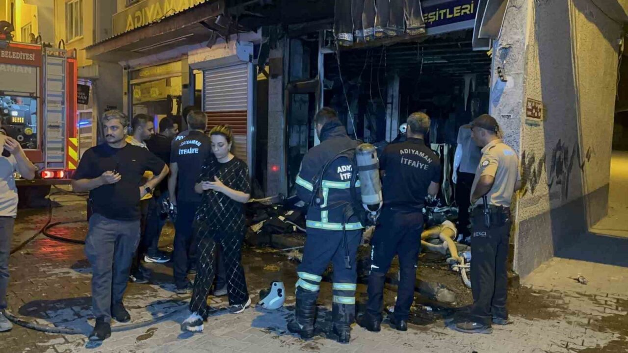 Adıyaman’da bir iş yeri molotofkokteyli saldırıya uğrayarak alevlere teslim oldu.