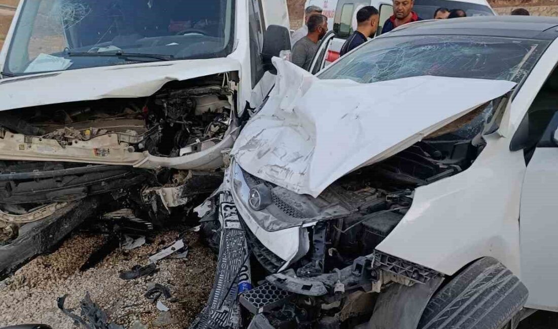 Adıyaman’ın Besni ilçesinde minibüs ile otomobilin çarpışması sonucu 5 kişi