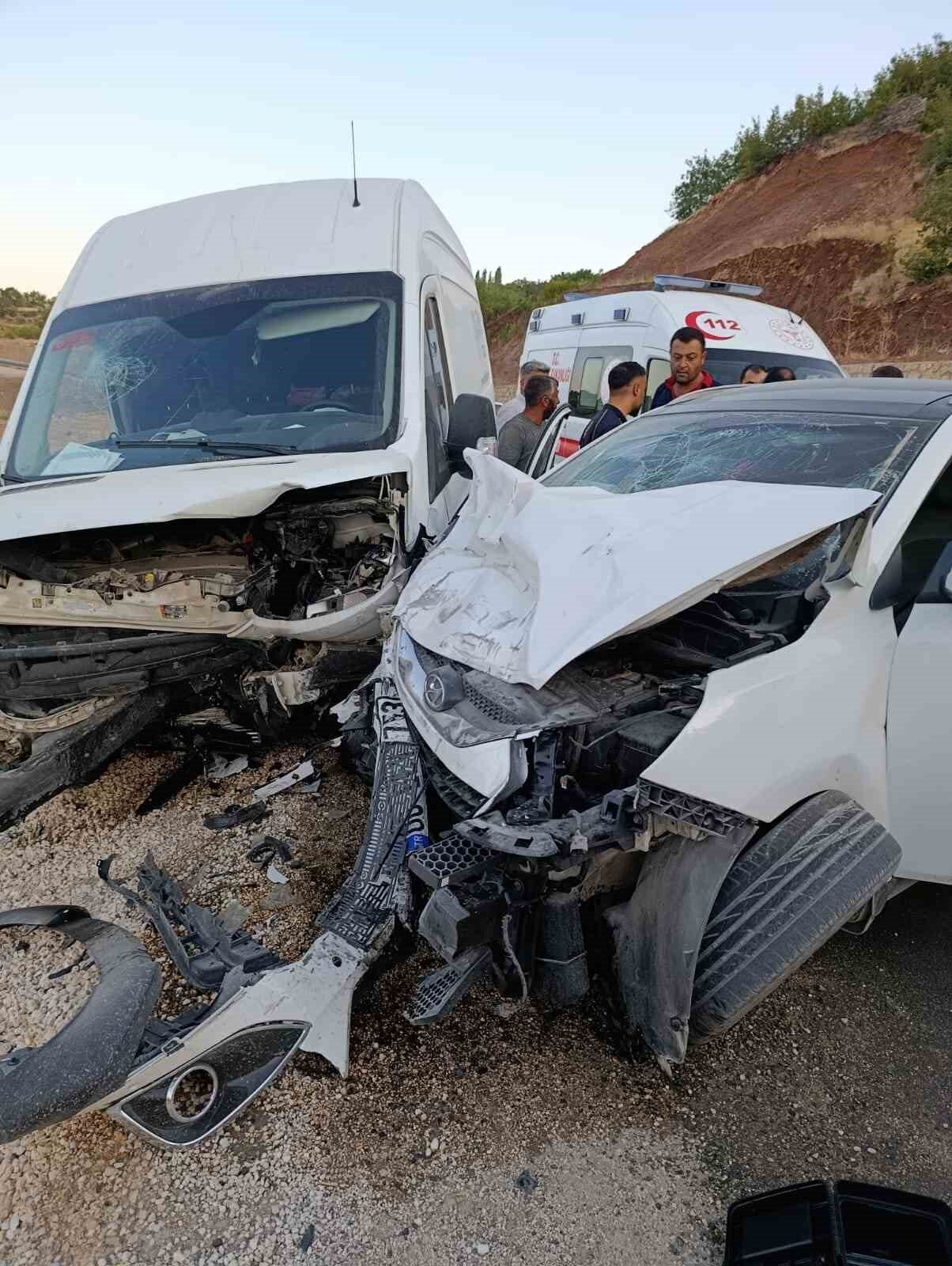 Adıyaman’ın Besni ilçesinde minibüs ile otomobilin çarpışması sonucu 5 kişi