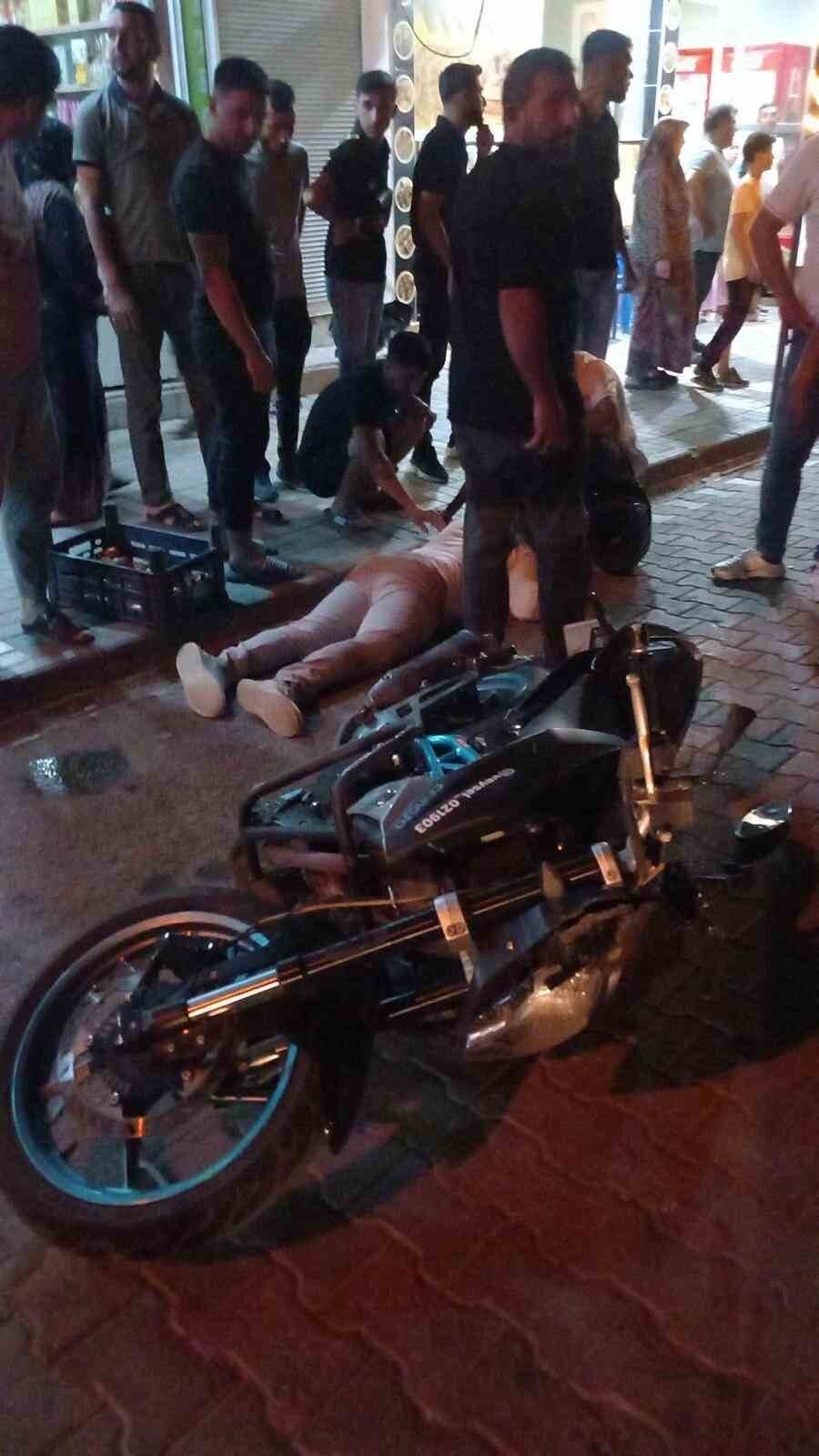 Adıyaman’ın Kahta ilçesinde motosikletin yayaya çarpması sonucu 3 kişi yaralandı.