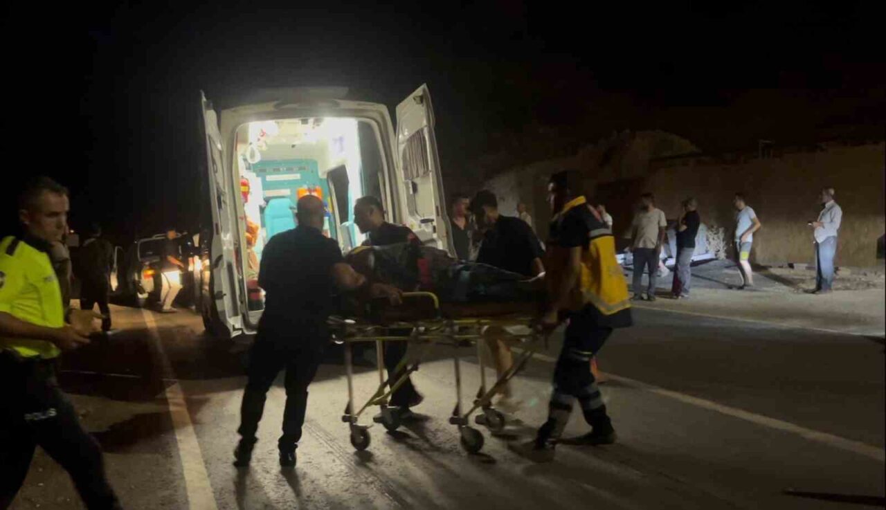 Adıyaman’ın Besni ilçesinde iki otomobilin çarpışması sonucu meydana gelen kazada