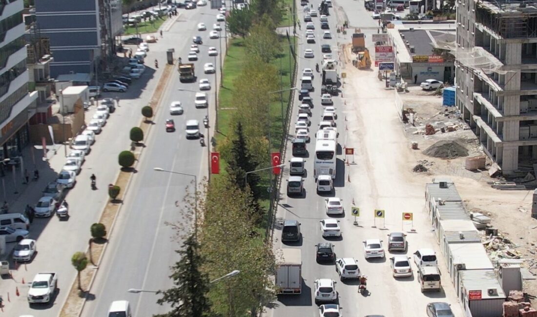 Adıyaman’ın Atatürk Bulvarı Valilik Kavşağı’nda her gün yaşanan trafik yoğunluğu