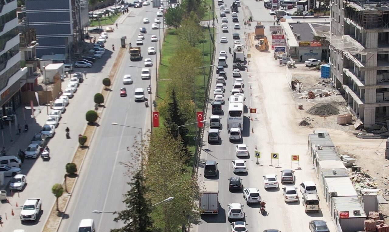 Adıyaman’ın Atatürk Bulvarı Valilik Kavşağı’nda her gün yaşanan trafik yoğunluğu