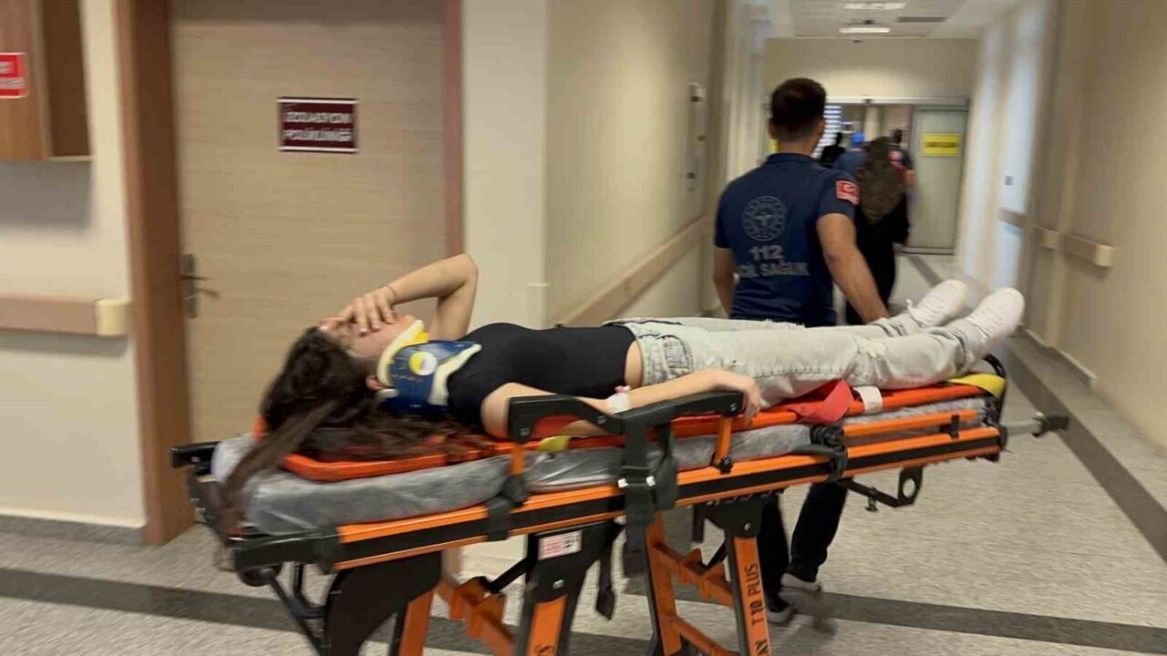 Adıyaman’da yolcu minibüsünün elektrik direğine çarptığı kazada 8 kişi yaralandı.