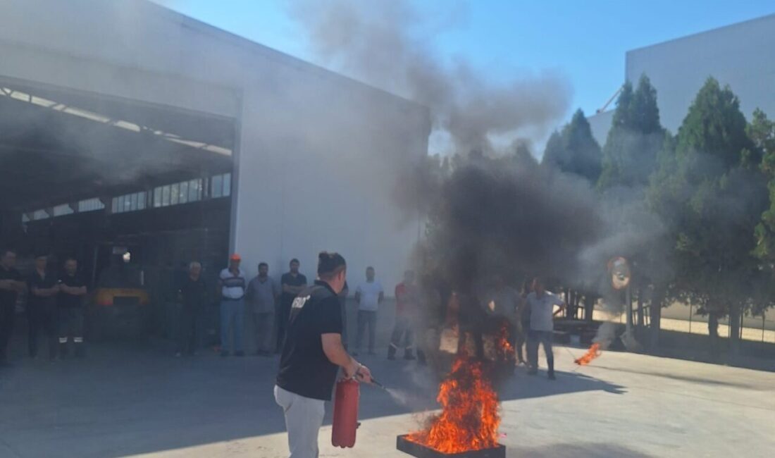 AFAD ekipleri, afet ve yangın farkındalık eğitimi vererek yangın söndürme