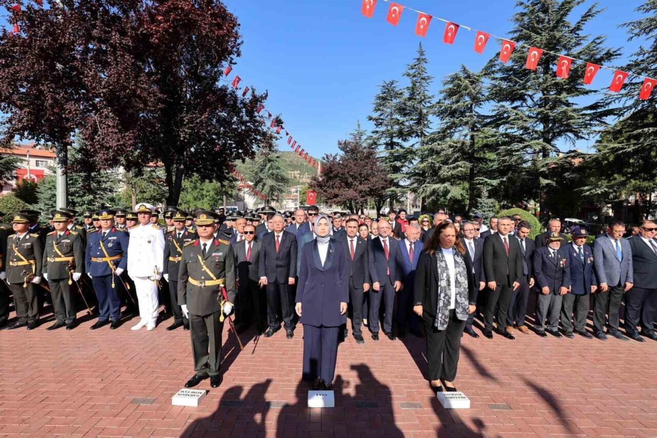 30 Ağustos Zafer Bayramı kutlamaları Afyonkarahisar’da protokolün çelenk sunumuyla başladı.