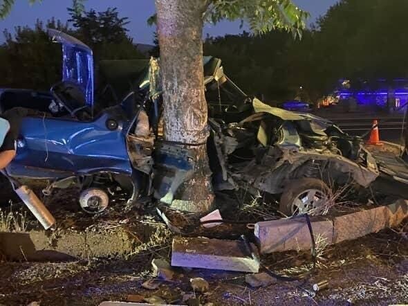 Elazığ’da meydana gelen kazada ağaca çarpan Fiat Tofaş marka araç