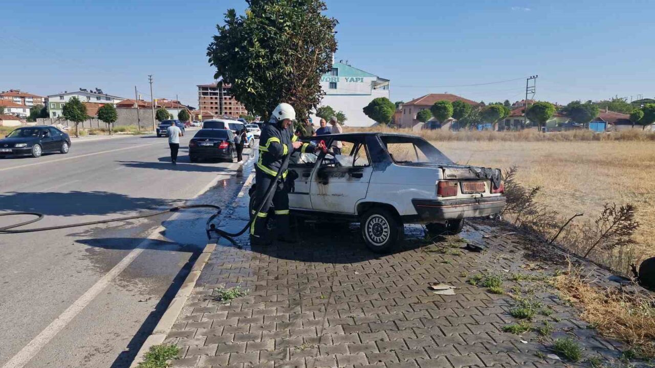 Çorum’un Alaca ilçesinde kaldırıma çıkarak ağaca çarpan otomobil yandı. Kaza,