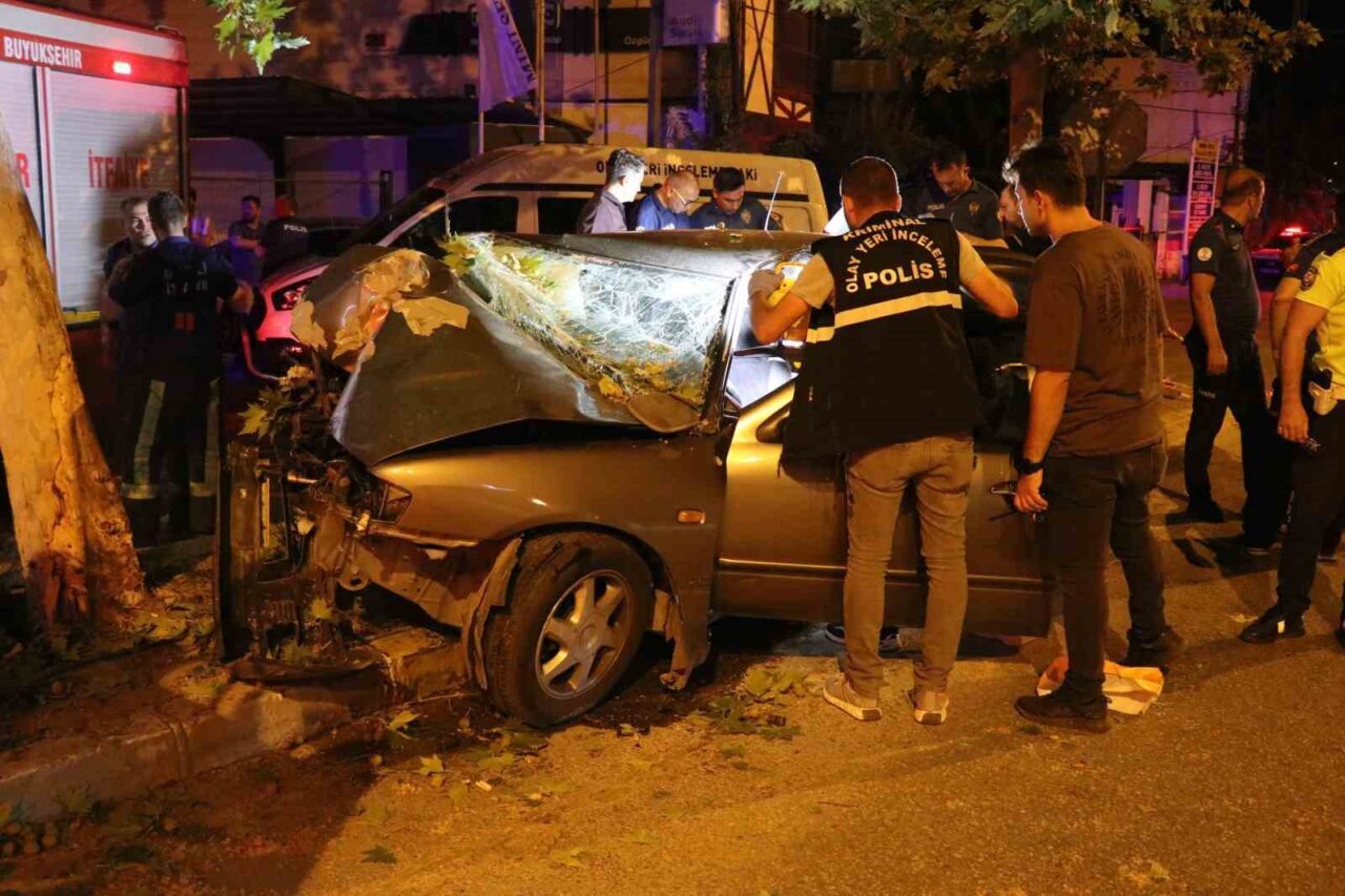 Denizli’de sürücüsünün direksiyon hakimiyetini kaybetmesi sonucu otomobil yol kenarındaki ağaca