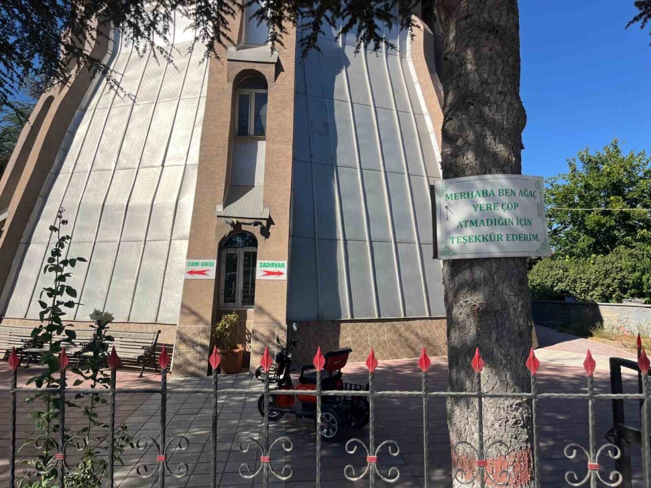 Eskişehir’deki bir cami bahçesindeki ağaçlara asılan yazılı tabelalar, çevre temizliği