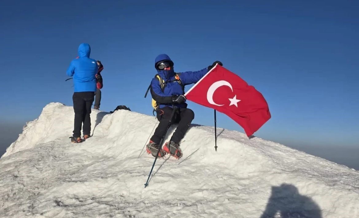 Kütahya’dan üç dağcı, Türkiye’nin en yüksek noktası olan Ağrı Dağı’nın