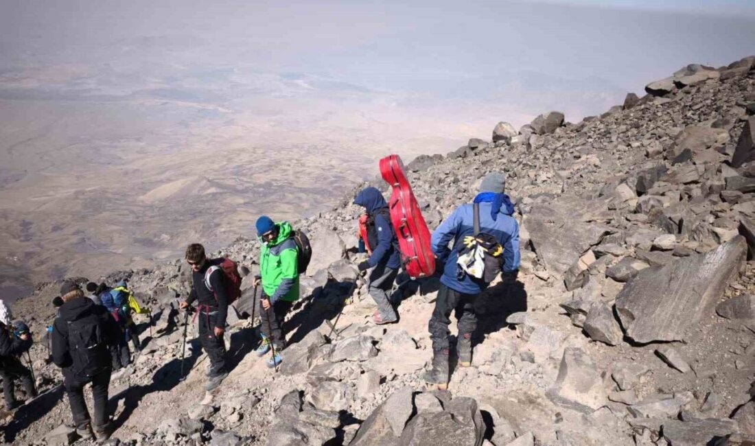 Ağrı Dağı’nda son günlerde etkili olan aşırı sıcaklar, zirveden kopan