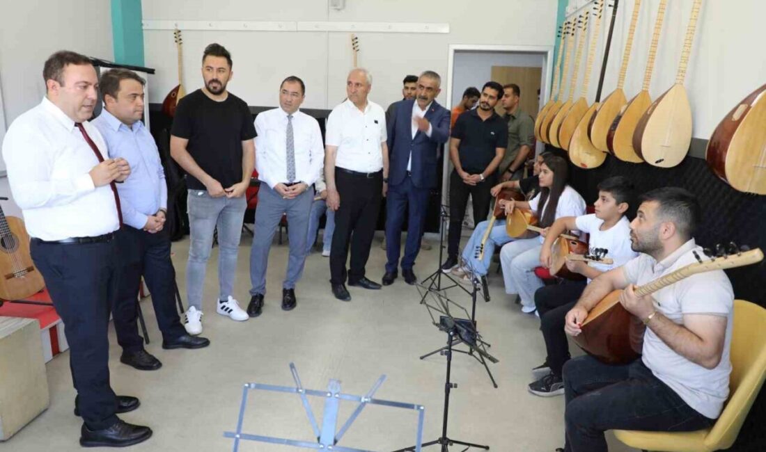 Ağrı Vali Yardımcısı Tuncay Karataş, Eleşkirt Kaymakamı Ömer Saygılı ile