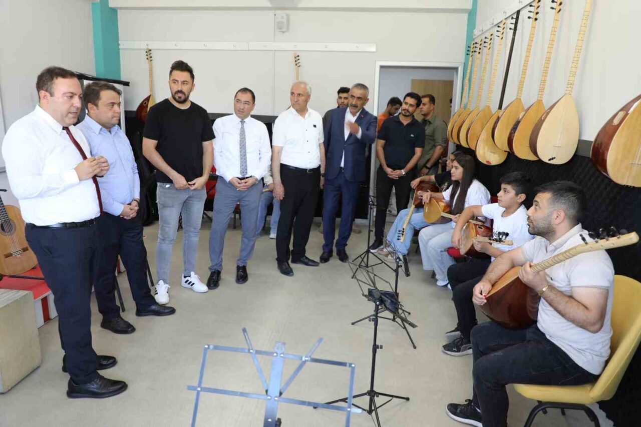 Ağrı Vali Yardımcısı Tuncay Karataş, Eleşkirt Kaymakamı Ömer Saygılı ile