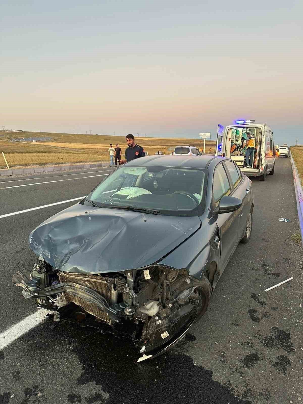 Ağrı’da dönüş yasağı bulunan noktada hatalı manevra sonucu iki otomobil