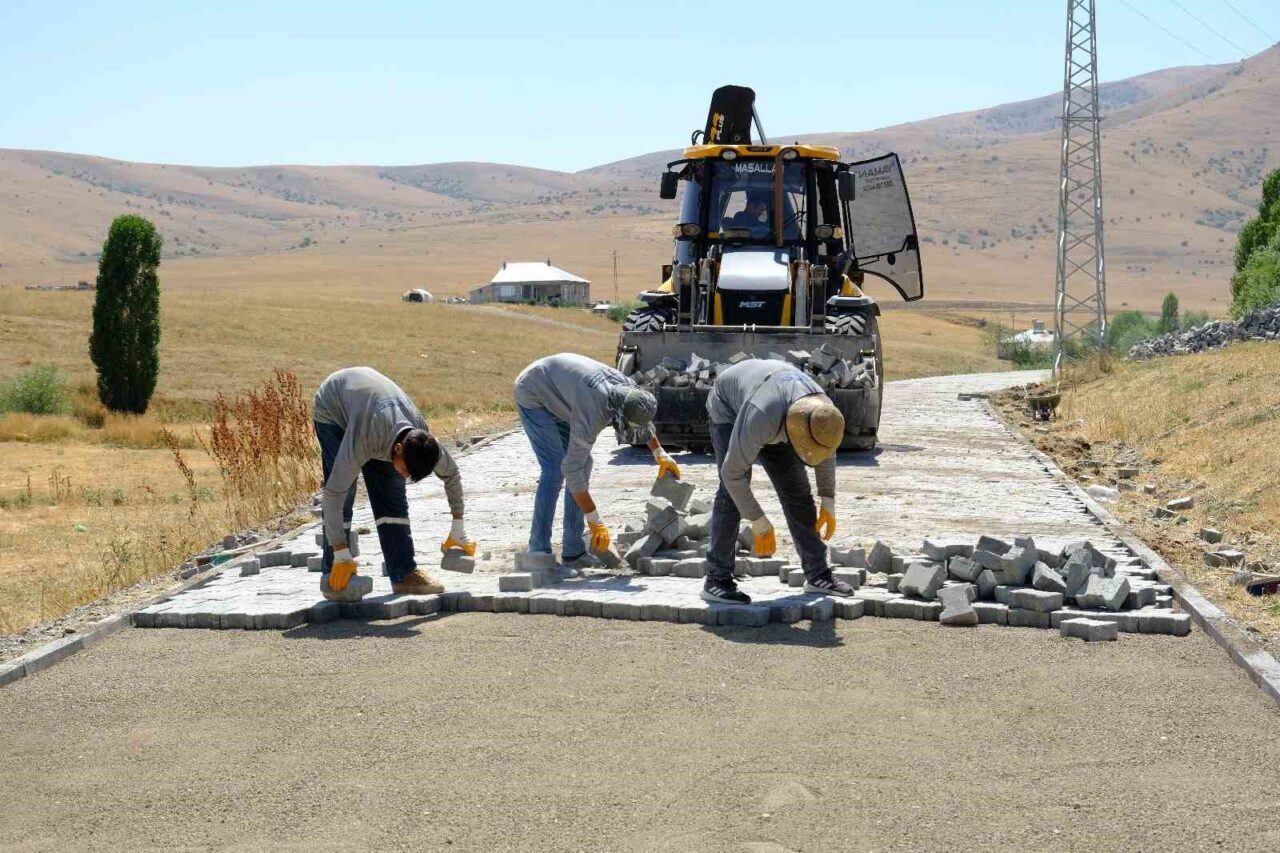Ağrı’da yapılan çalışmalarla köy yolları modern ve estetik bir görünüme