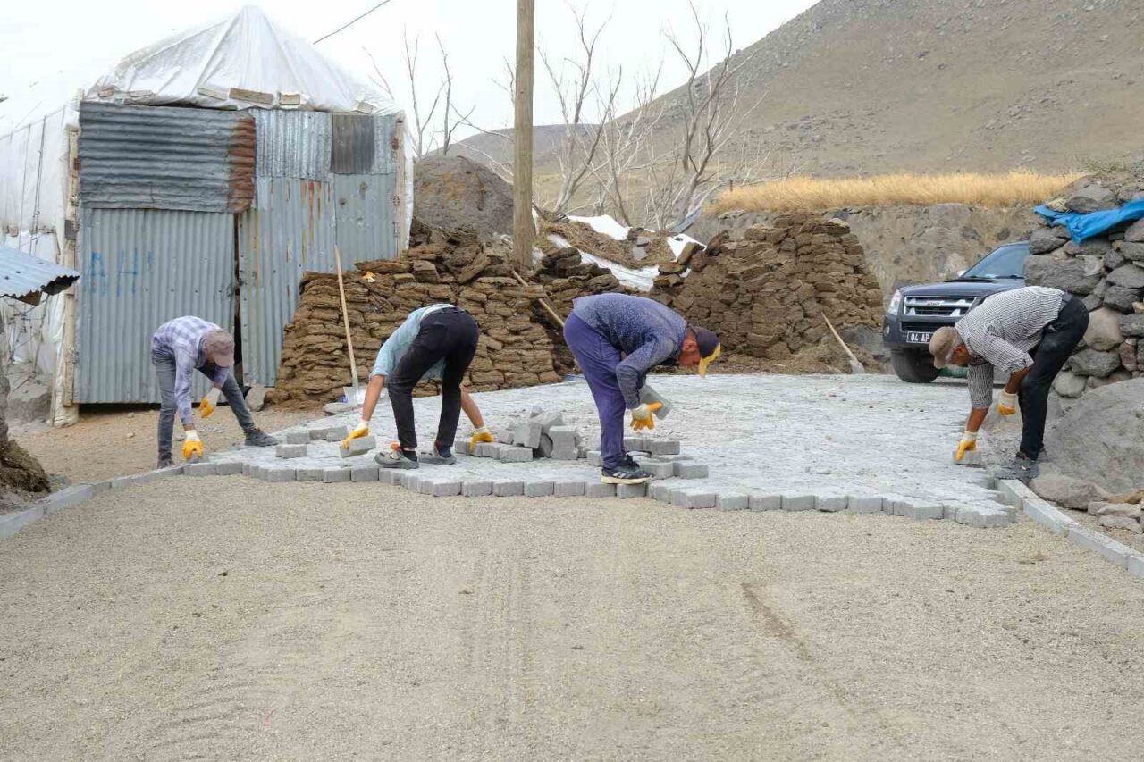 Ağrı’nın Hamur ilçesine bağlı Yuvacık Köyü yolunun 2,25 kilometrelik kısmında