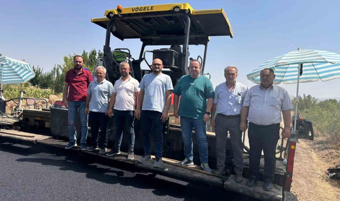 Afyonkarahisar’ın Ağzıkara köyünde sıcak asfalt yapım çalışmaları tüm hızıyla devam