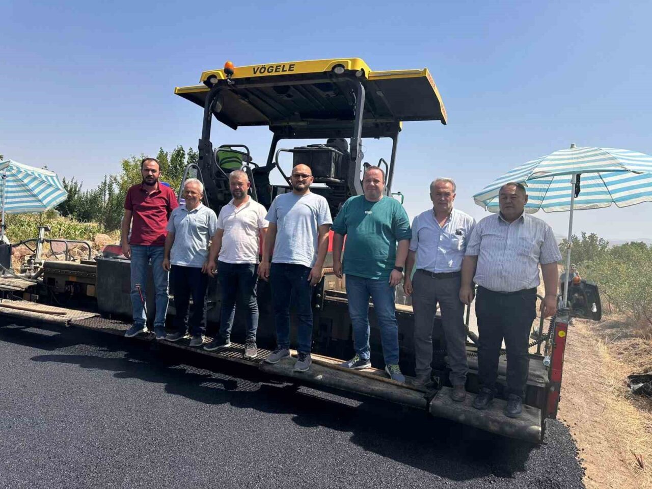 Afyonkarahisar’ın Ağzıkara köyünde sıcak asfalt yapım çalışmaları tüm hızıyla devam