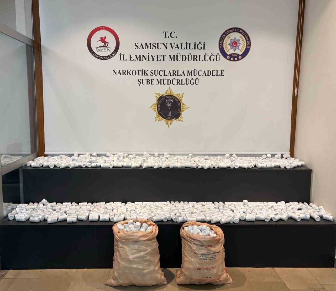 Samsun’da polis ahırdaki arı kovanlarının arkasına gizlenen çuvallardan 53 bin