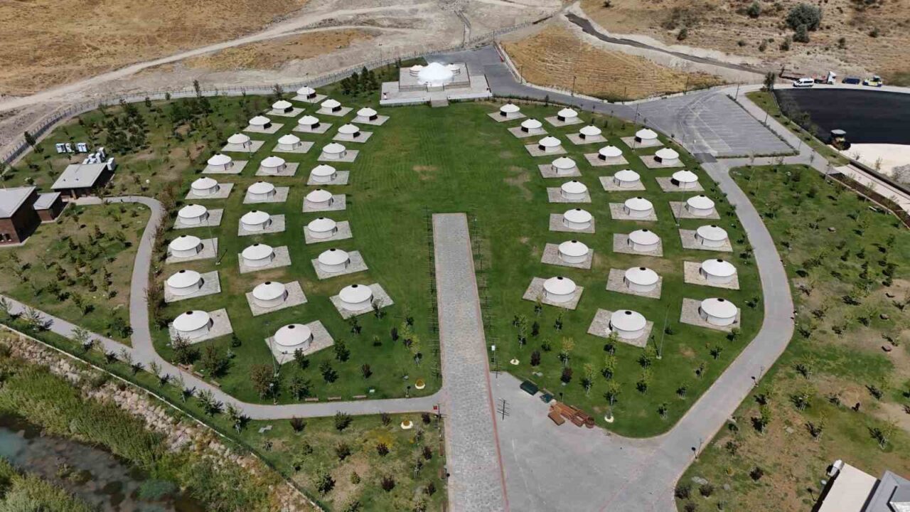 Bitlis’in Ahlat ilçesinde kurulan 1071 Sultan Alparslan Otağı, bu yıl