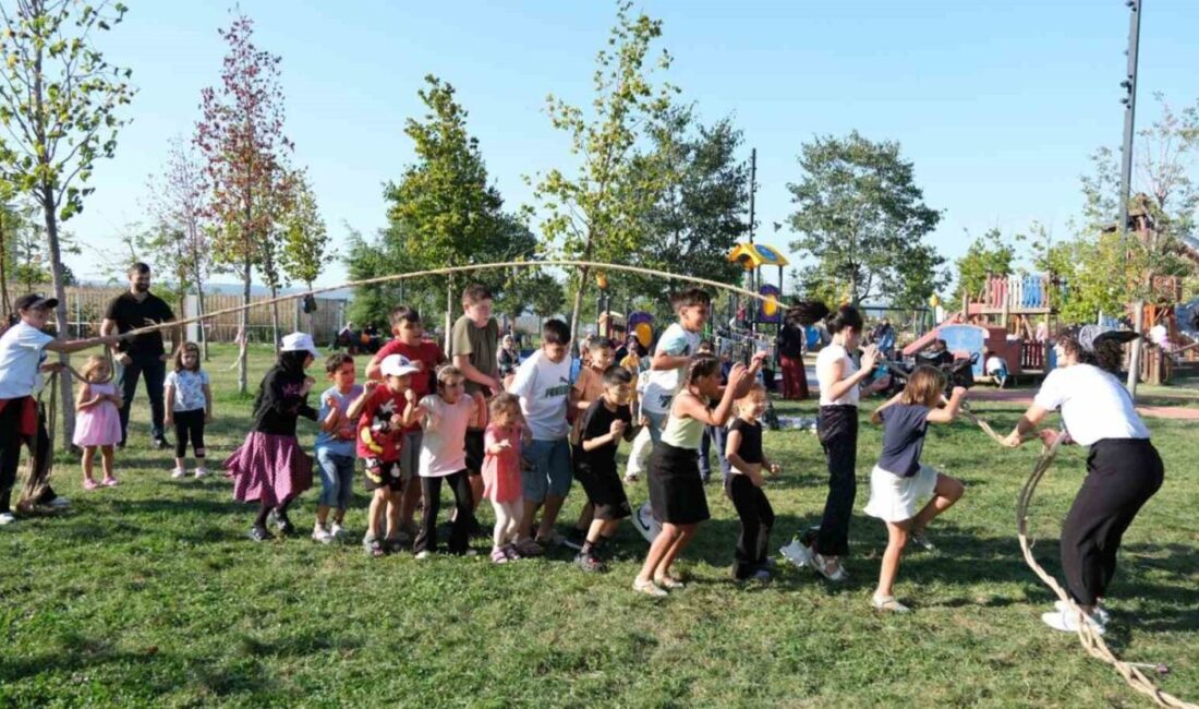 Gölcük’te düzenlenen “Çık Dışarıya Oynayalım” etkinliğiyle aileler piknik yaparken, çocuklar