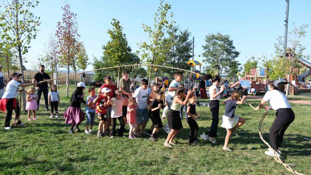 Gölcük’te düzenlenen “Çık Dışarıya Oynayalım” etkinliğiyle aileler piknik yaparken, çocuklar