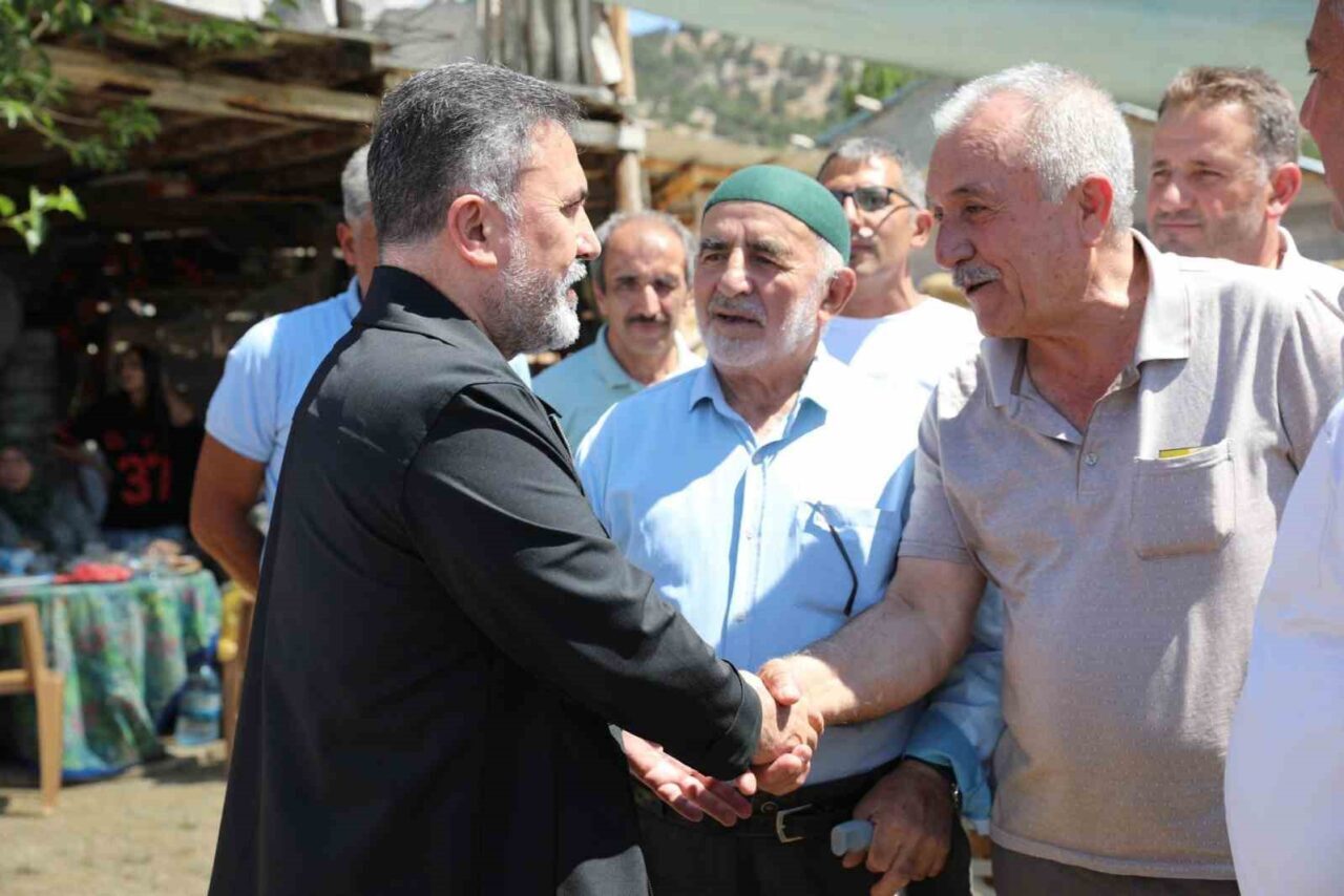 Tufanbeyli ilçesinde vatandaşlarla bir araya gelen AK Parti Adana İl