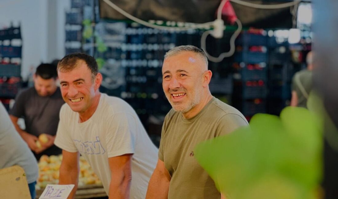 AK Parti Bilecik İl Başkanı Serkan Yıldırım, kapalı pazar yerinde