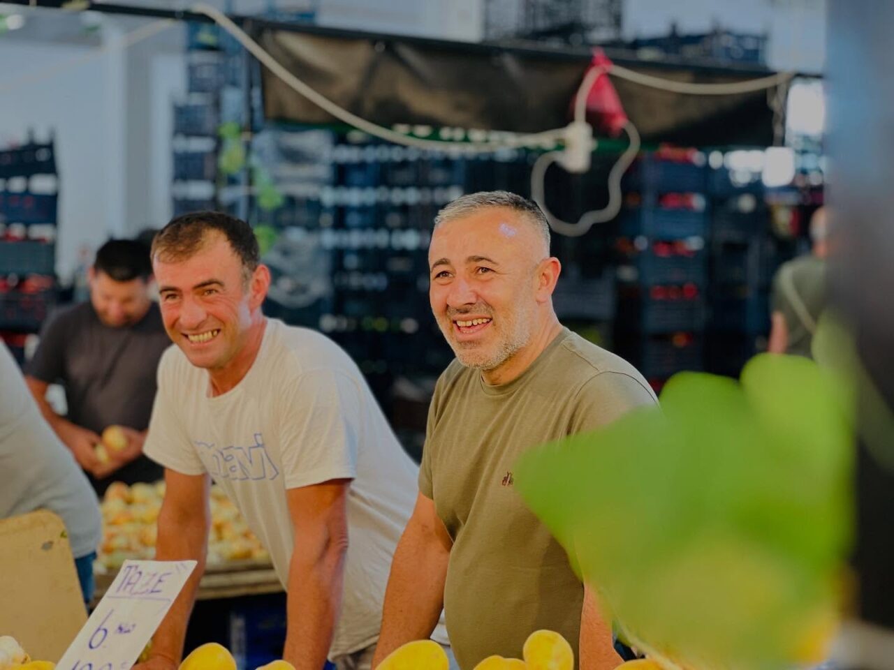 AK Parti Bilecik İl Başkanı Serkan Yıldırım, kapalı pazar yerinde
