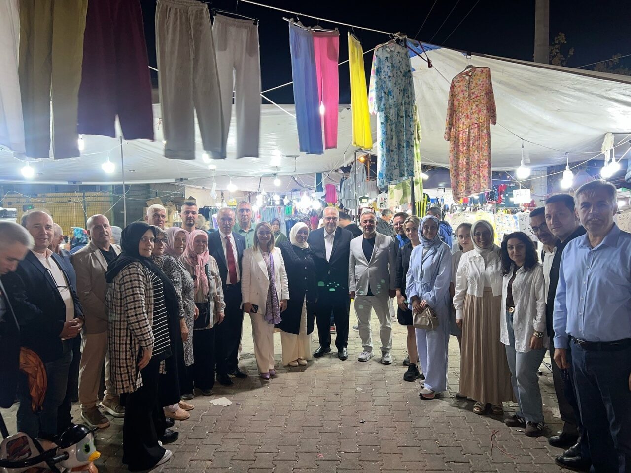 Bilecik’in Pazaryeri ilçesinde düzenlenen panayırda, AK Parti Bilecik heyeti vatandaşlar