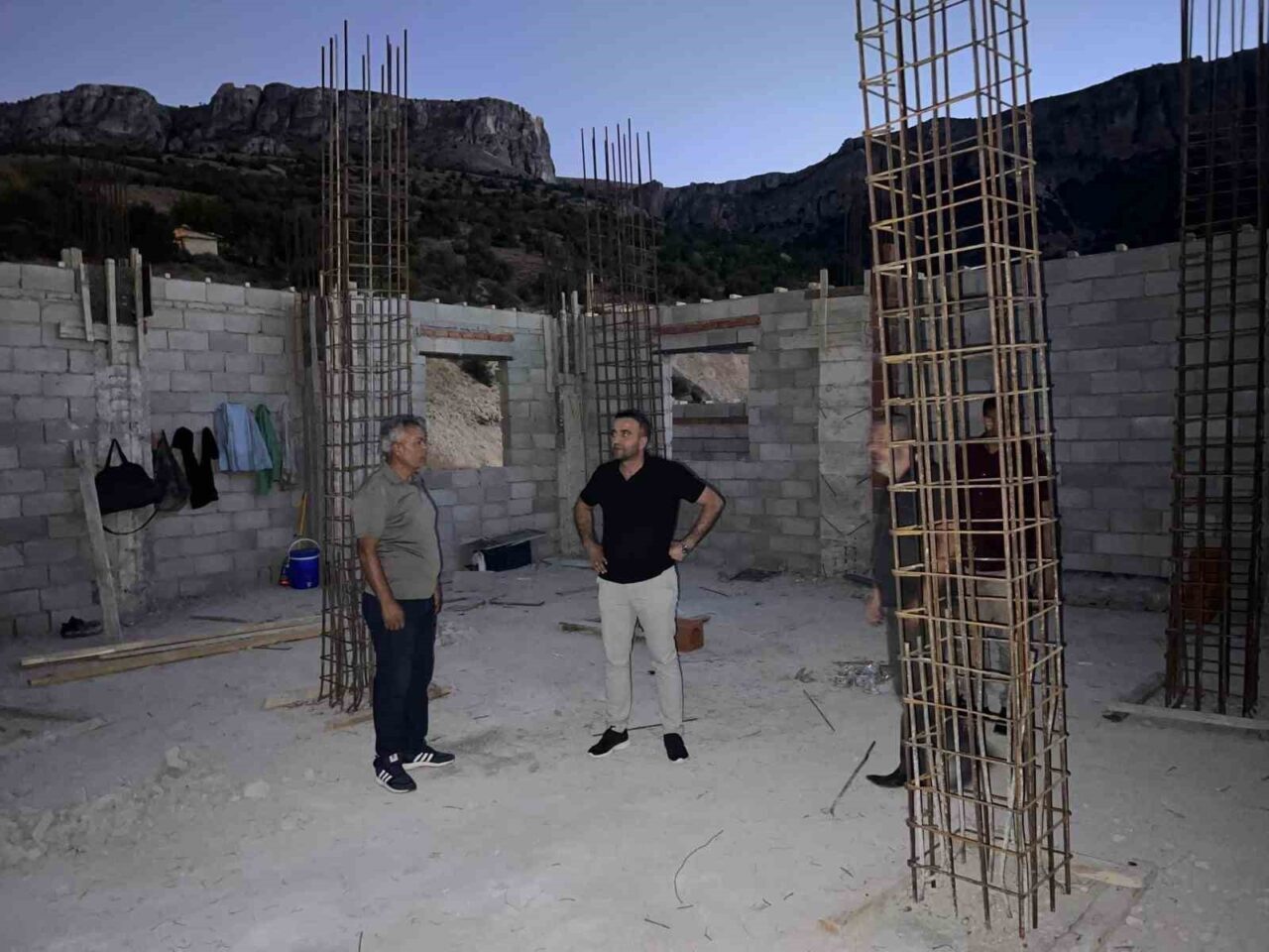 Akçadağ Belediyesi, kırsal mahallelerdeki hizmetlerini kesintisiz devam ettiriyor. Akçadağ Belediye