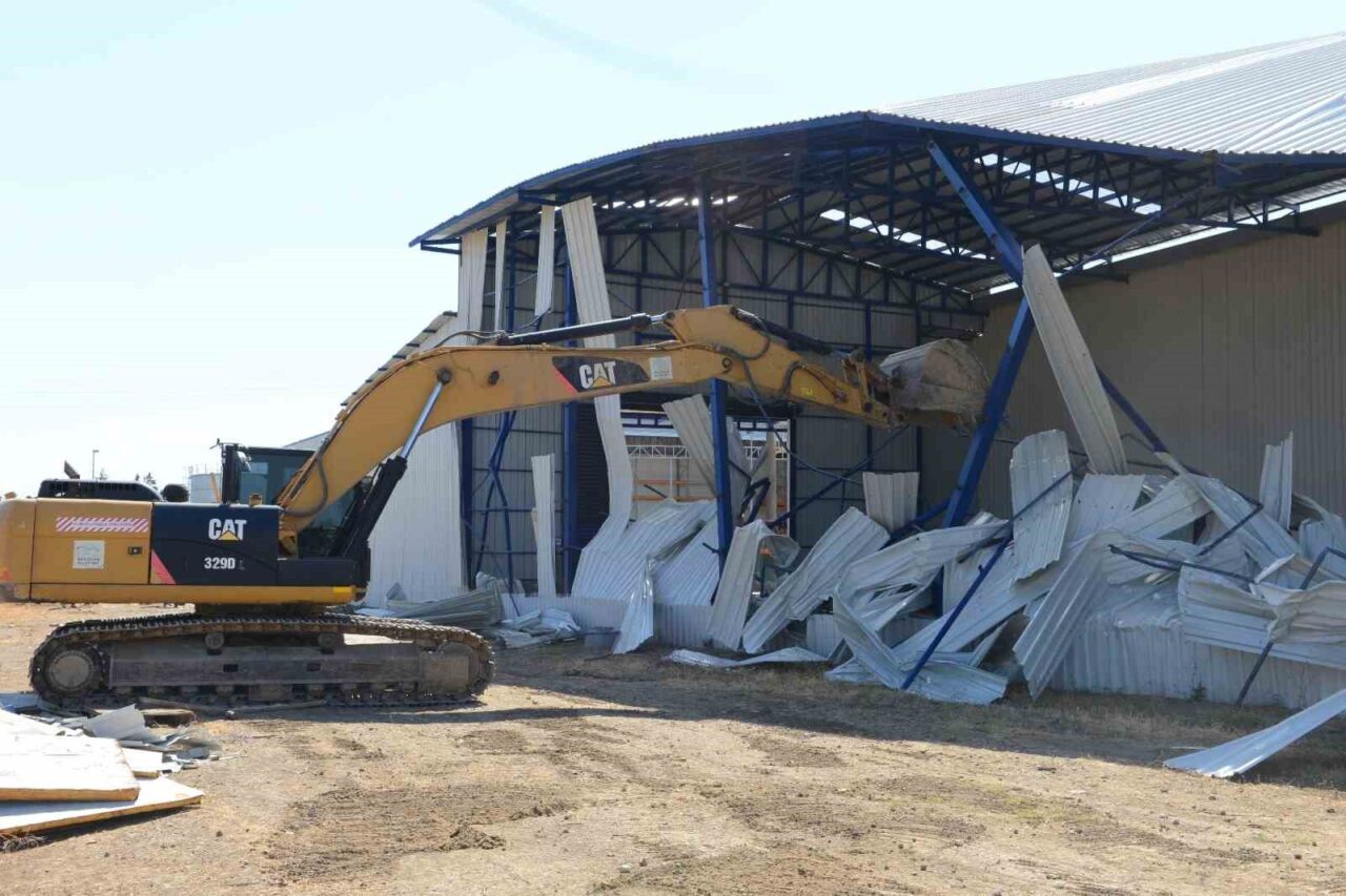 Nilüfer Belediyesi, kaçak yapılaşmayla mücadelesi kapsamında Akçalar Mahallesi’nde, iş yeri