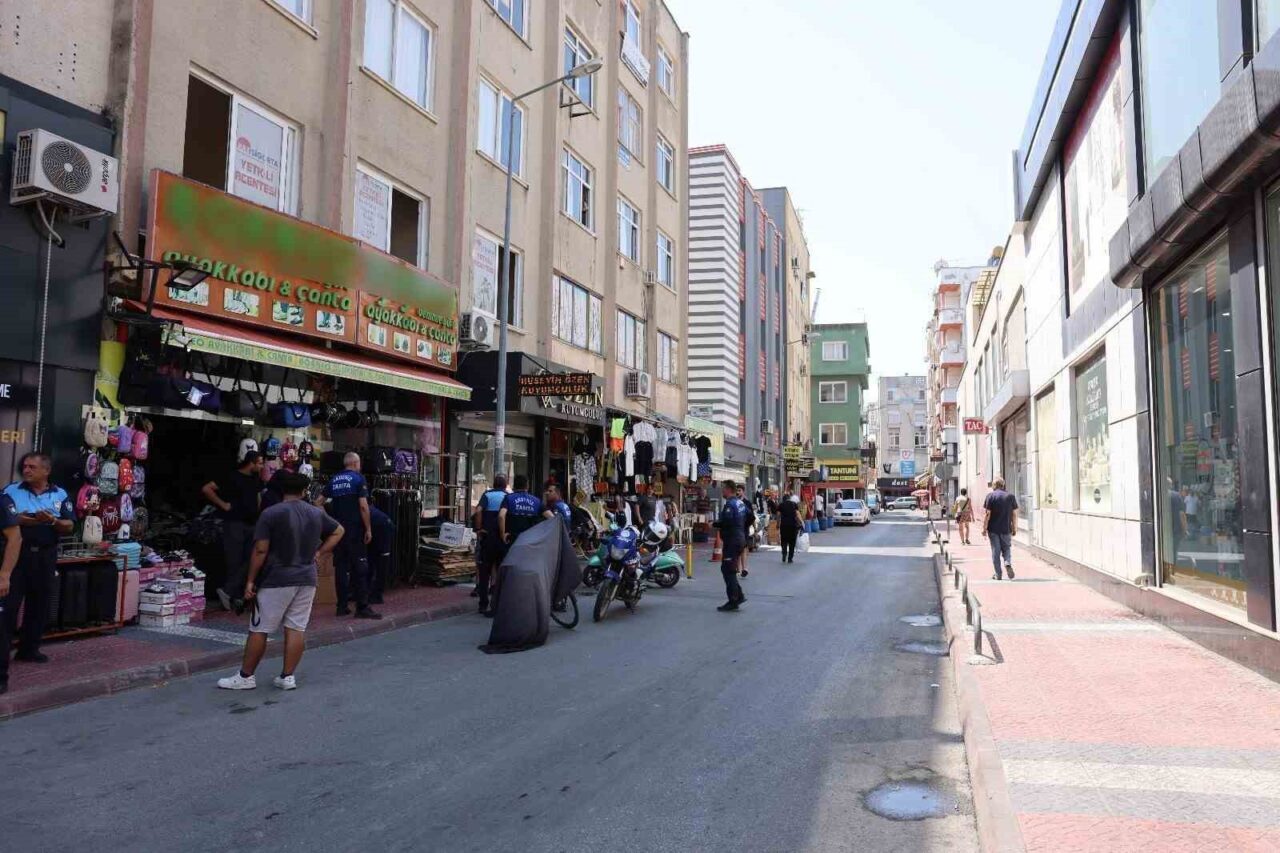 Mersin’in merkez ilçe Akdeniz Belediyesi Zabıta Müdürlüğü ekipleri, kent merkezinde