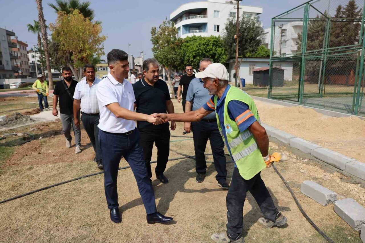 Mersin’in merkez ilçe Akdeniz Belediyesince Barış Parkında başlatılan yenileme çalışmaları