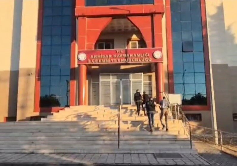 Manisa’nın Akhisar ilçesinde düzenlenen uyuşturucu operasyonunda 2 kişi tutuklandı. Edinilen