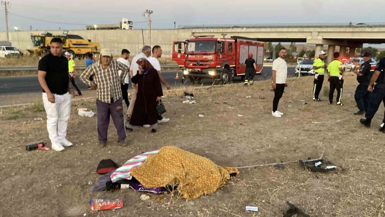 Aksaray’da kontrolden çıkan gurbetçi ailenin bulunduğu otomobilin takla atarak yaklaşık