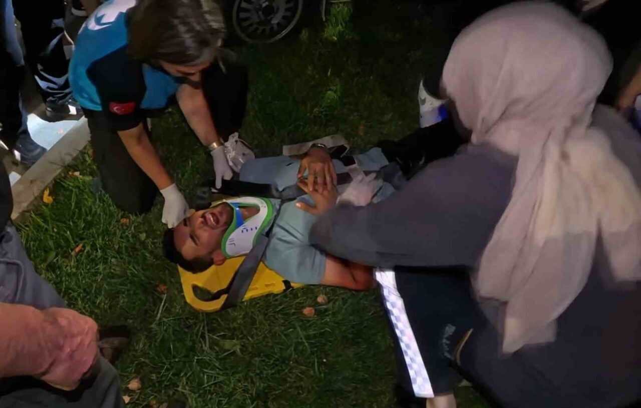 Aksaray’da sürücüsünün direksiyon hakimiyetini kaybetmesi ile refüje çıkan otomobildeki 1