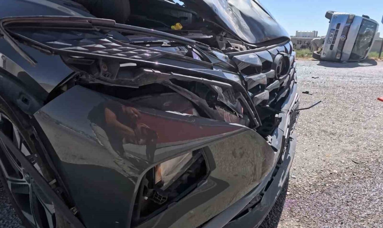Aksaray’da otomobil ile minibüsün çarpışması sonucu meydana gelen trafik kazasında